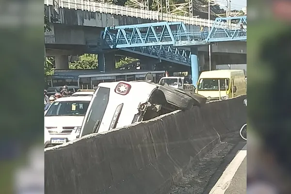 Carro vira após colidir com canteiro central da BR-324, próximo à estação Pirajá