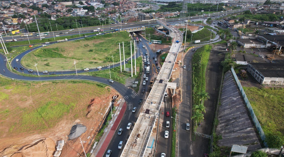 Obras do VLT avançam e alteram tráfego na BR-324 para lançamento de vigas