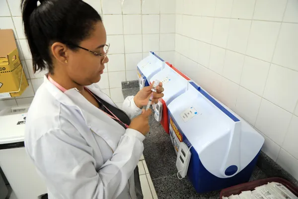 Mais de 90 postos de saúde vão ofertar vacinação contra gripe em Salvador neste sábado (30)