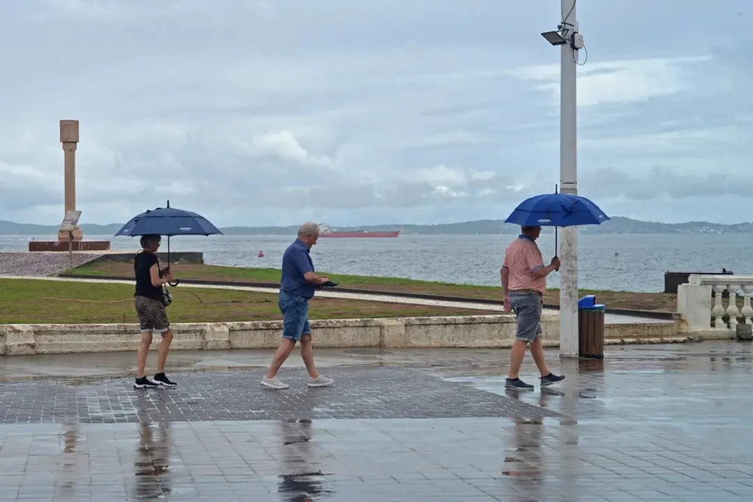 Frente fria mantém chuvas em Salvador neste final de semana