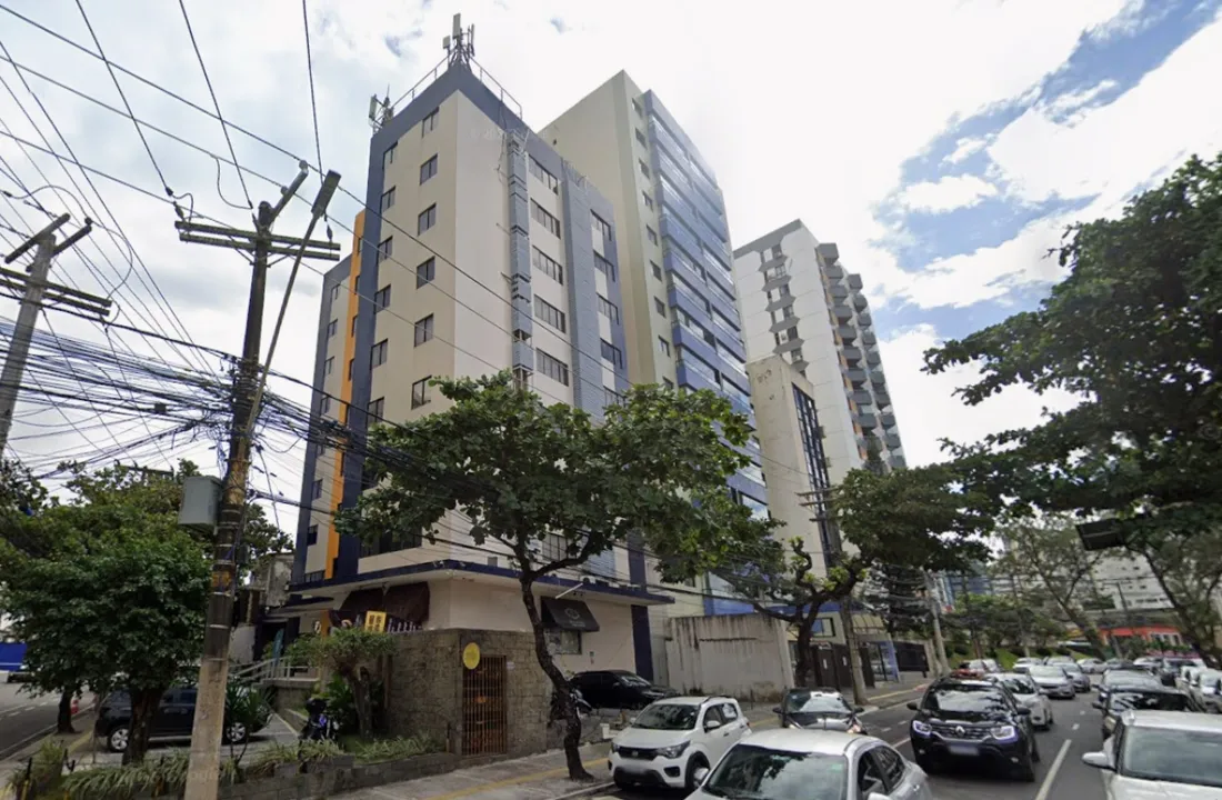 Peça de metal despenca de edifício e atinge carro em Salvador