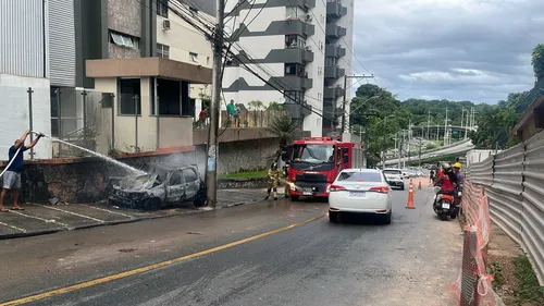Carro pega fogo, desce ladeira desgovernado e atinge ônibus em Brotas