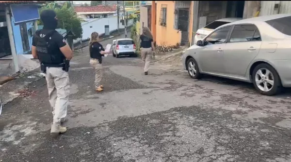 Dois homens são presos por atuação em furtos e roubos na Orla de Salvador