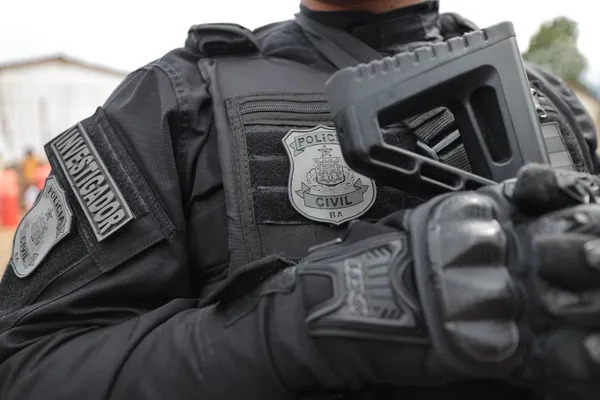 Três são baleados após disparo acidental de policial em show do Psirico