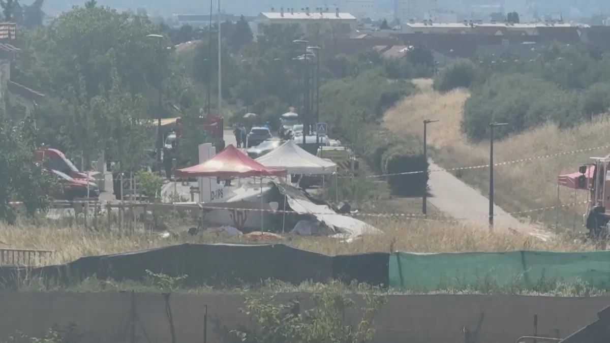 Avião com paraquedistas cai na França e deixa 11 mortos