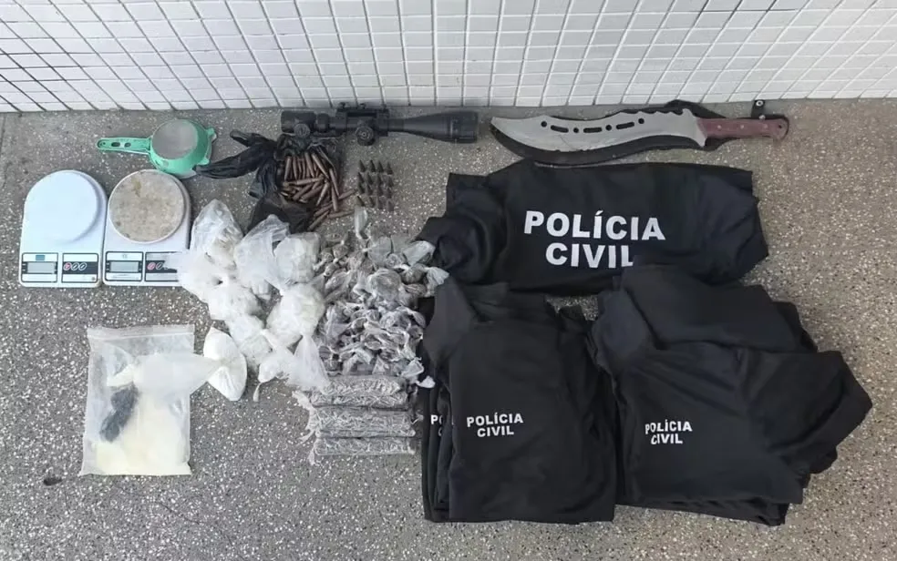 Casal é preso com drogas e camisas falsas da Polícia Civil em Salvador
