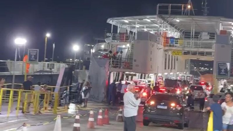 Momentos de pânico! Princípio de incêndio atinge ferry boat em Salvador; assista