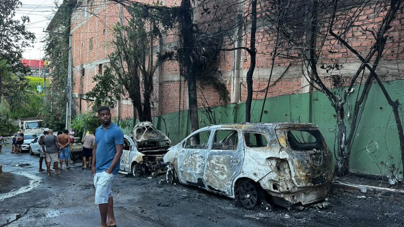Seis veículos ficam destruídos após queda de fiação em Salvador