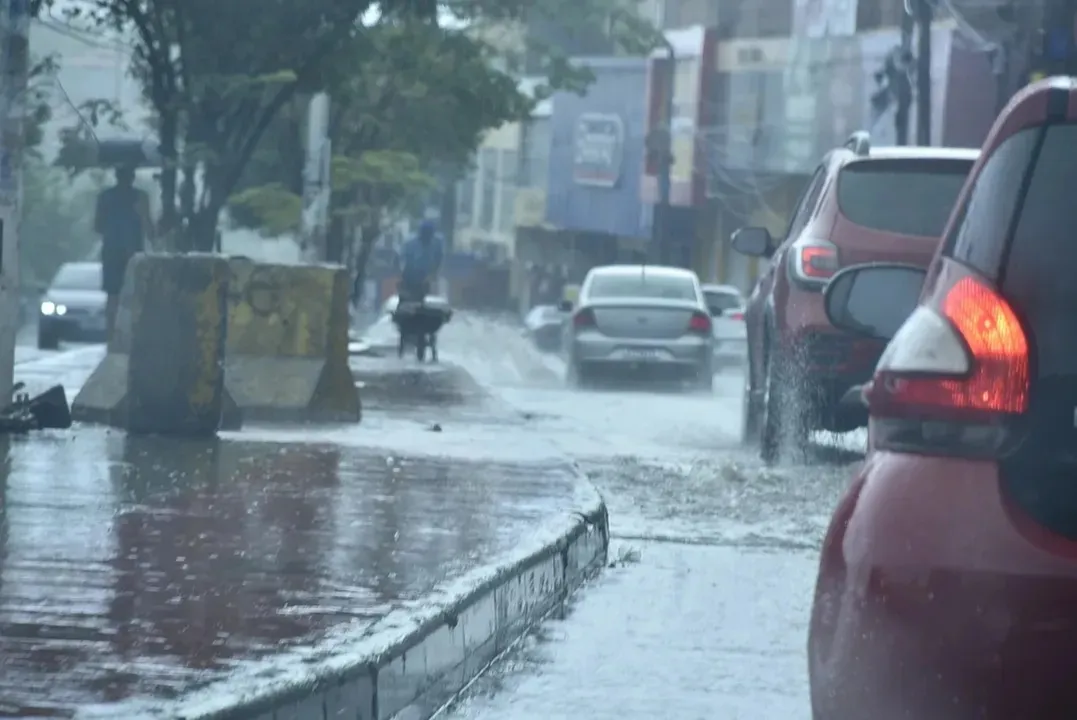 Chuva volta a Salvador e gera alerta para trovoadas; confira previsão