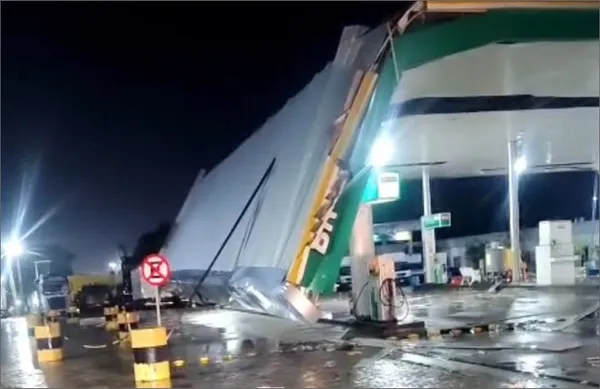 Temporal com ventos fortes provoca estragos e falta de energia em Eunápolis