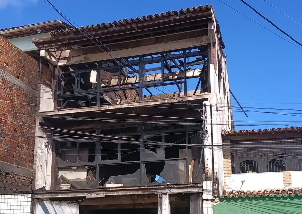 Incêndio de grandes proporções destrói prédio comercial em Salvador