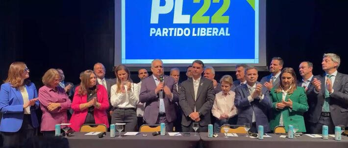 Flávio Bolsonaro anuncia Alfredo Gaspar como vice na disputa à Presidência