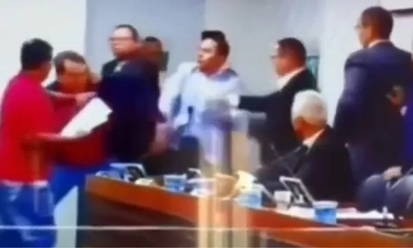 Briga entre vereadores interrompe sessão da Câmara na Bahia