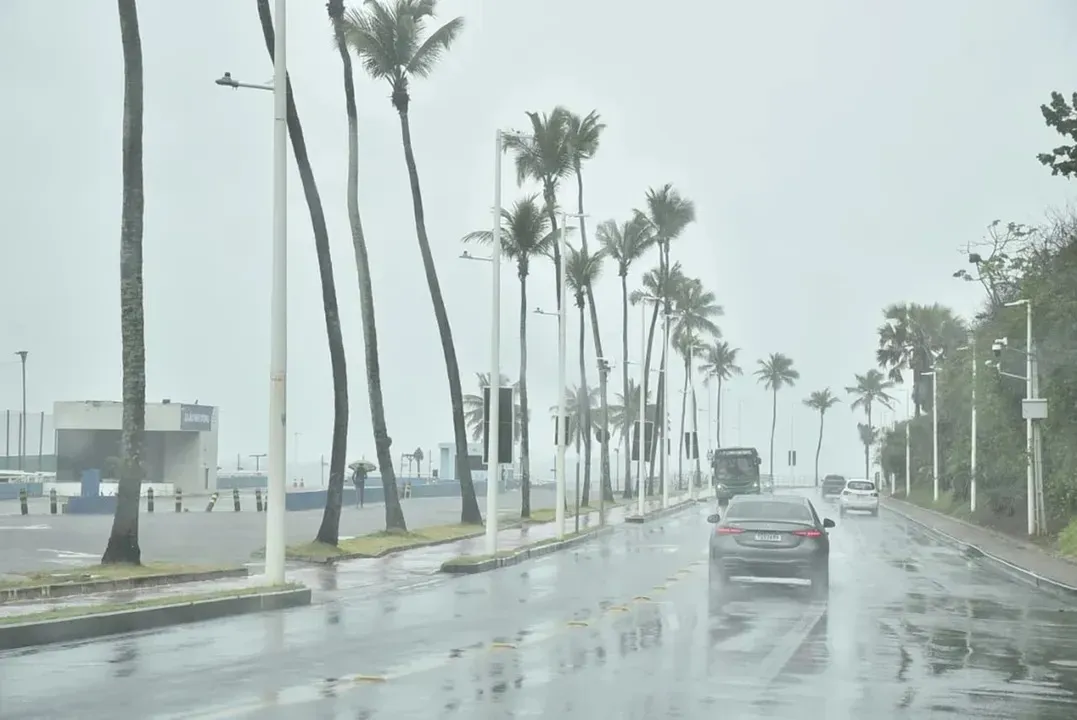 Previsão do tempo divide Bahia entre pancadas de chuva e alerta por ar seco