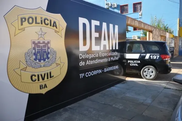 Homem descumpre medida protetiva, persegue mulher e invade Deam na Bahia