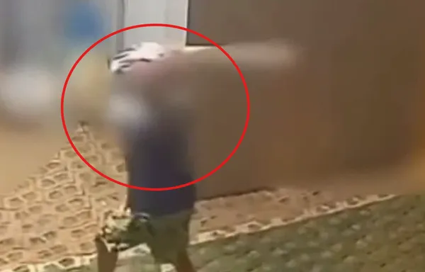 Homem ataca crianças com pedaços de madeira na Bahia