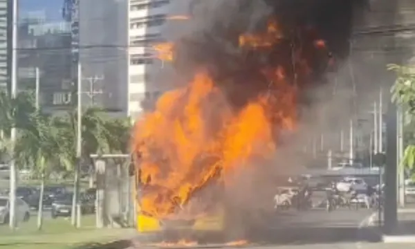 Ônibus pega fogo na Avenida Tancredo Neves e deixa trânsito congestionado em Salvador