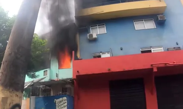 Incêndio de grande porte atinge casa em uma das principais avenidas de Salvador