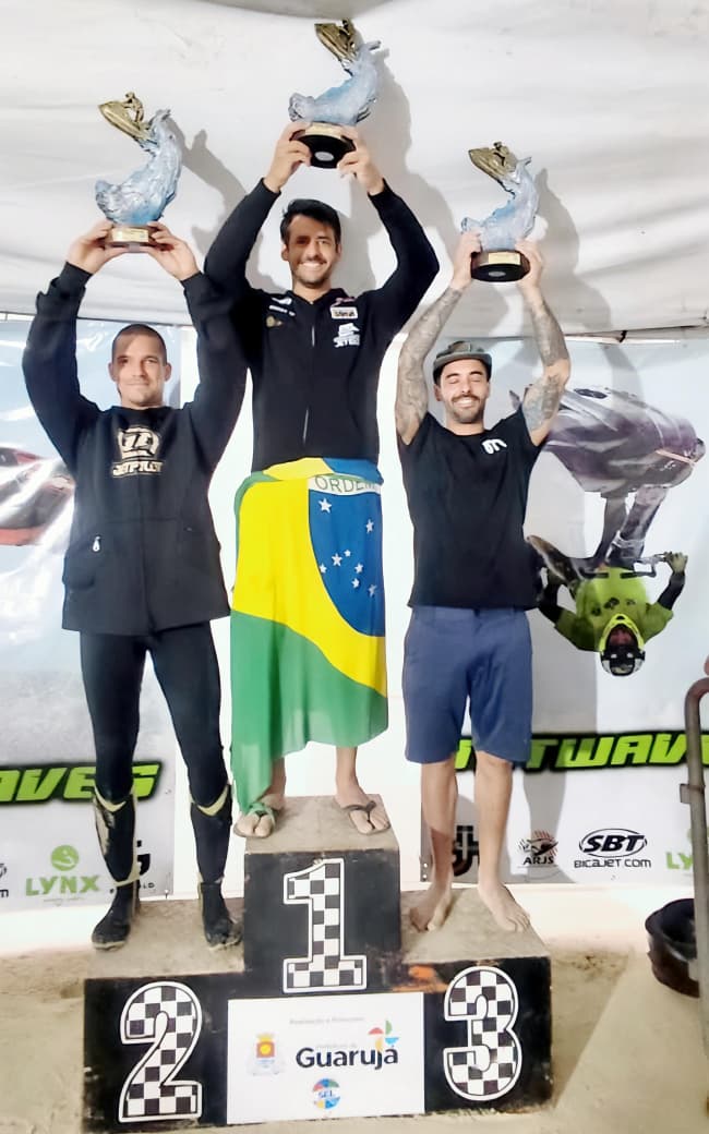 Bruno Jacob brilha no Guarujá e amplia vantagem na liderança do Sul-Americano de Jet Waves