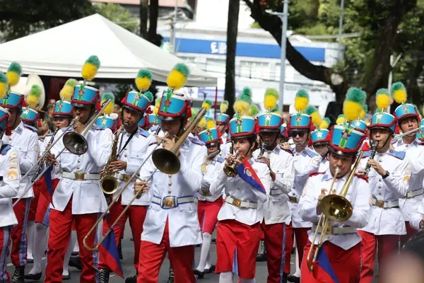 Público acompanha desfile de 7 de Setembro em Salvador