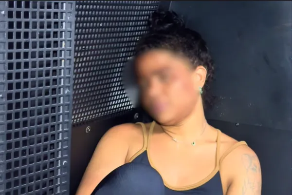 Mulher é presa após quebrar vidros de viatura e danificar módulo policial em Salvador