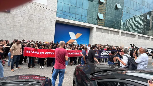 Funcionários da Caixa Econômica protestam em Salvador