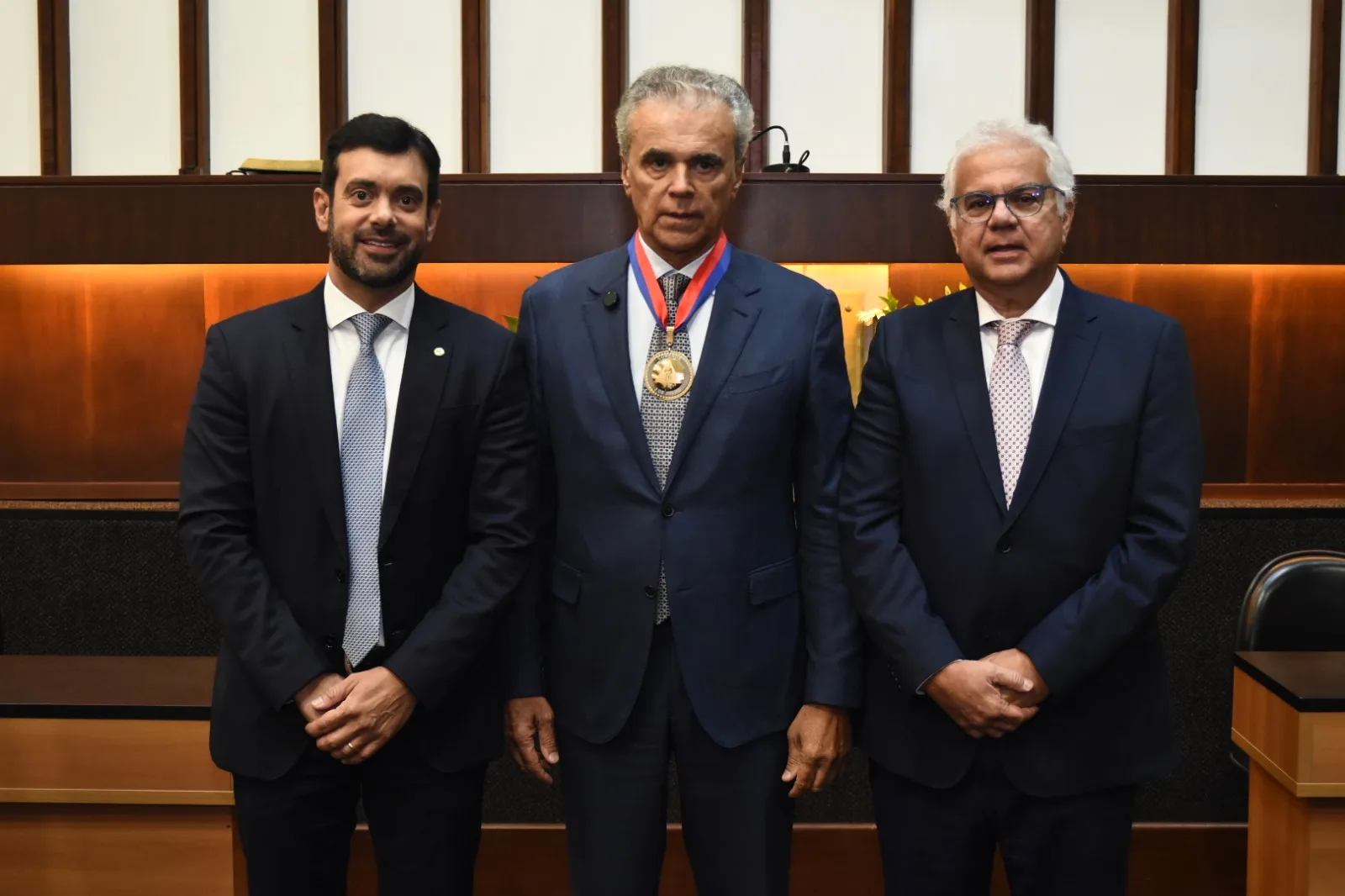 Henrique Salvador é homenageado pela ALBA com Comenda 2 de Julho