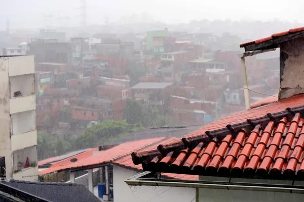 Salvador começa semana com chuva; veja como fica o tempo até sexta-feira