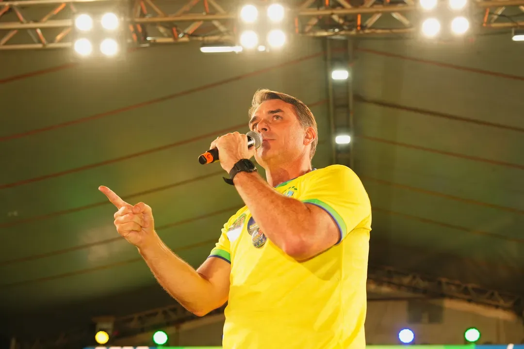 Flávio Bolsonaro gasta mais de R$ 100 mil com pesquisas de voto