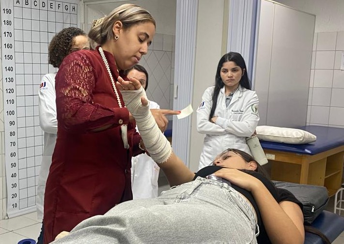Outubro Rosa: serviço gratuito faz atendimentos de fisioterapia no pós-operatório do câncer de mama