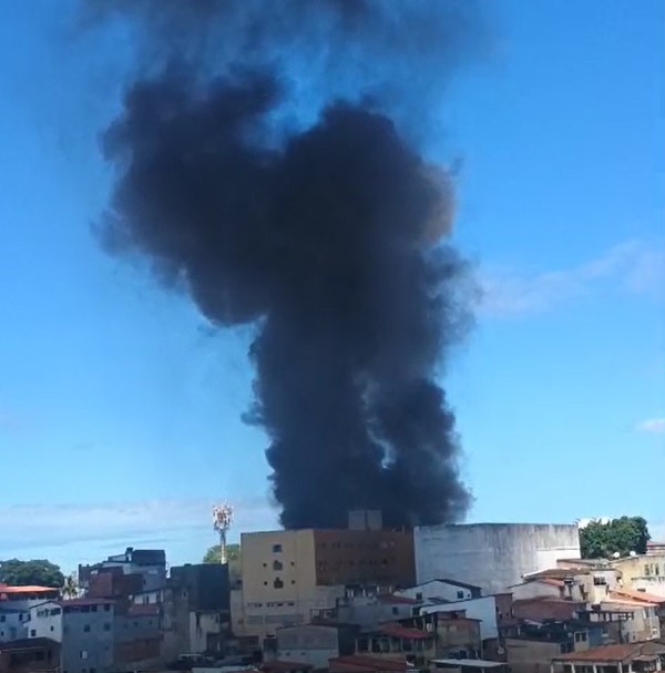 Base do Samu pega fogo em Salvador; seis ambulâncias são atingidas