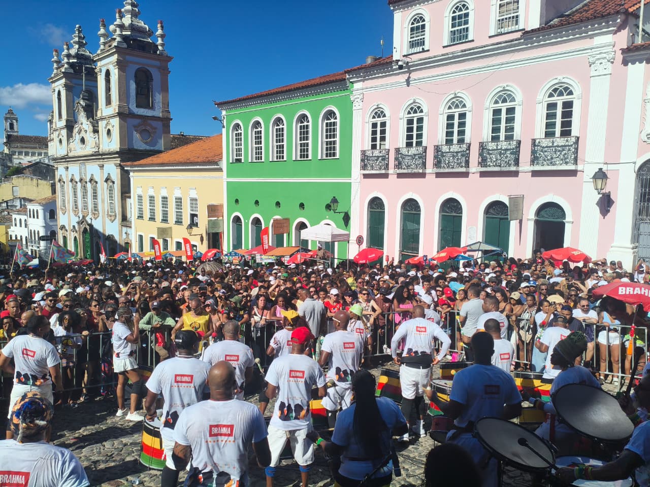 Olodum se une à manifestação política de apoio a Lula com faixa gigante durante show